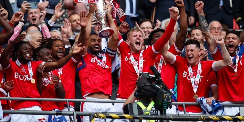 0_Lewis-Grabban-and-Joe-Worrall-lift-the-trophy-as-Nottingham-Forest-celebrate-promotion-at-Wembley.jpg