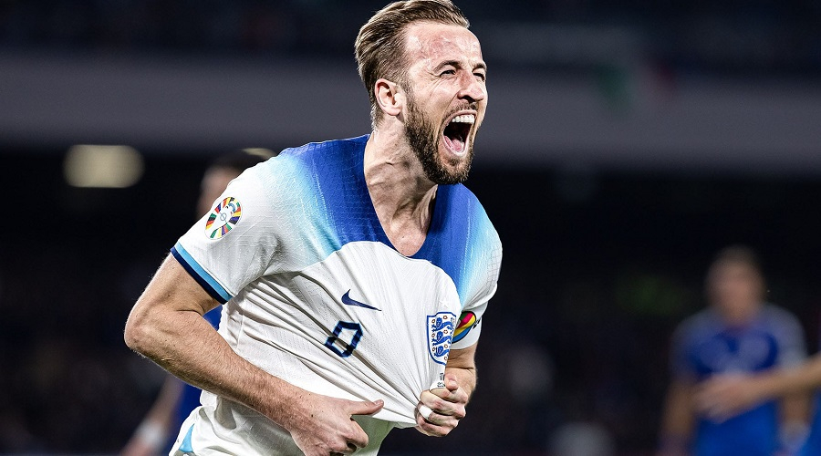 Harry_Kane_England_celebrate_record_goal_Italy.jpg
