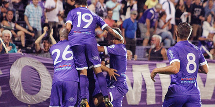 Η παράδοση της Ντιφενσόρ! Defensor Sporting Club (Uruguay).jpg