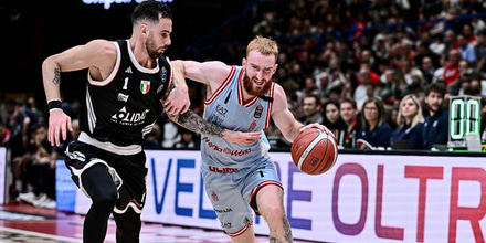 luca-vildoza-e-nico-mannion-durante-la-semifinale-di-supercoppa-foto-ciamillo 1.jpg