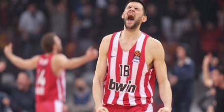 Ερυθρόλευκο 4.75! papanikolaou.jpg