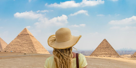 1.70 έως 7.00 στη σκιά της… Πίραμιντς pyramids.jpg