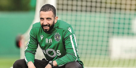 «Έδεσε» Αμορίμ η Σπόρτινγκ Ruben-Amorim-SCP-coach-squatting.jpg