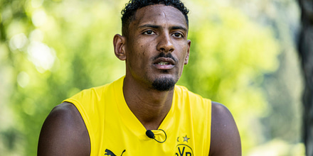 Sebastien_Haller_Borussia_Dortmund_2022.jpg